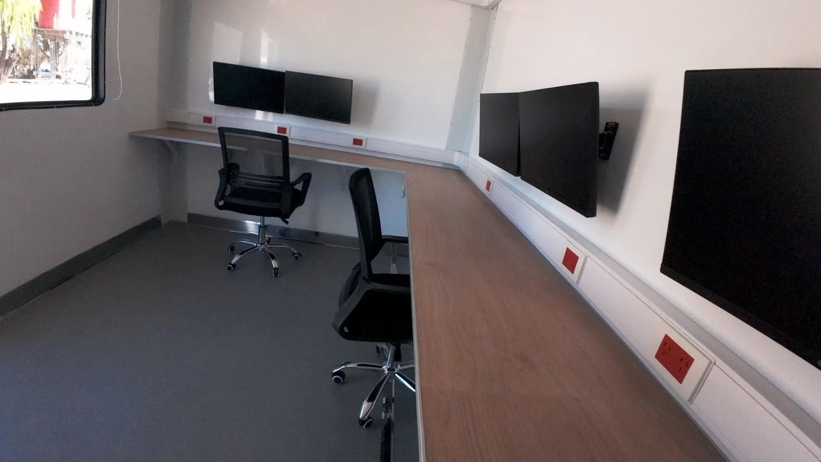 Cabina de trabajo con monitores y puestos de trabajo