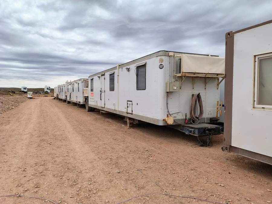 Campamento de trailers habitacionales instalado en yacimiento