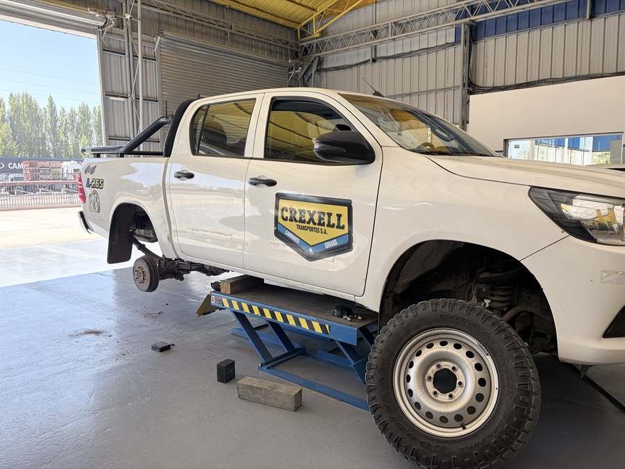 Camioneta de flota en servicio dentro del taller