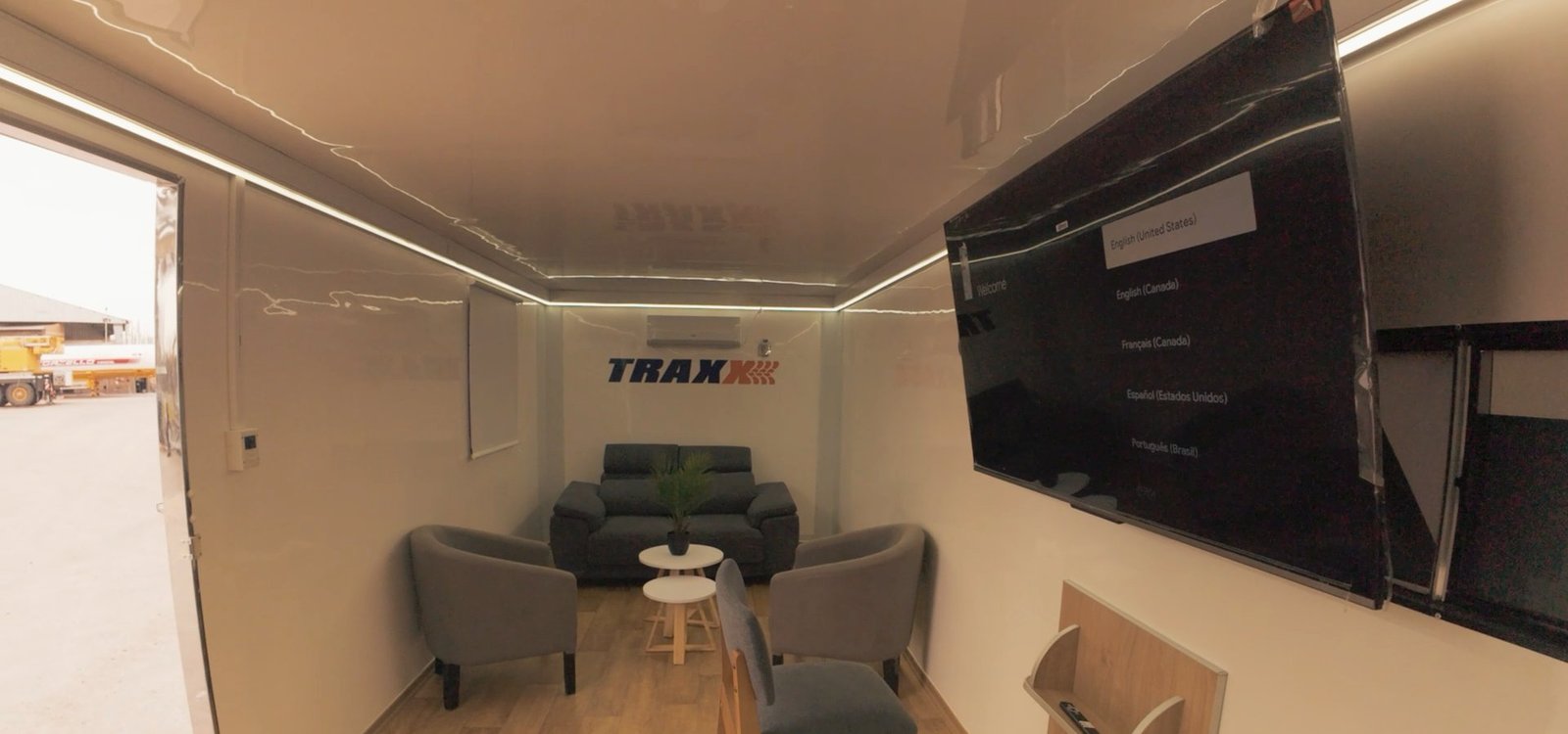 Interior terminado de un módulo habitacional fabricado por FAMACRI, con living y equipamiento