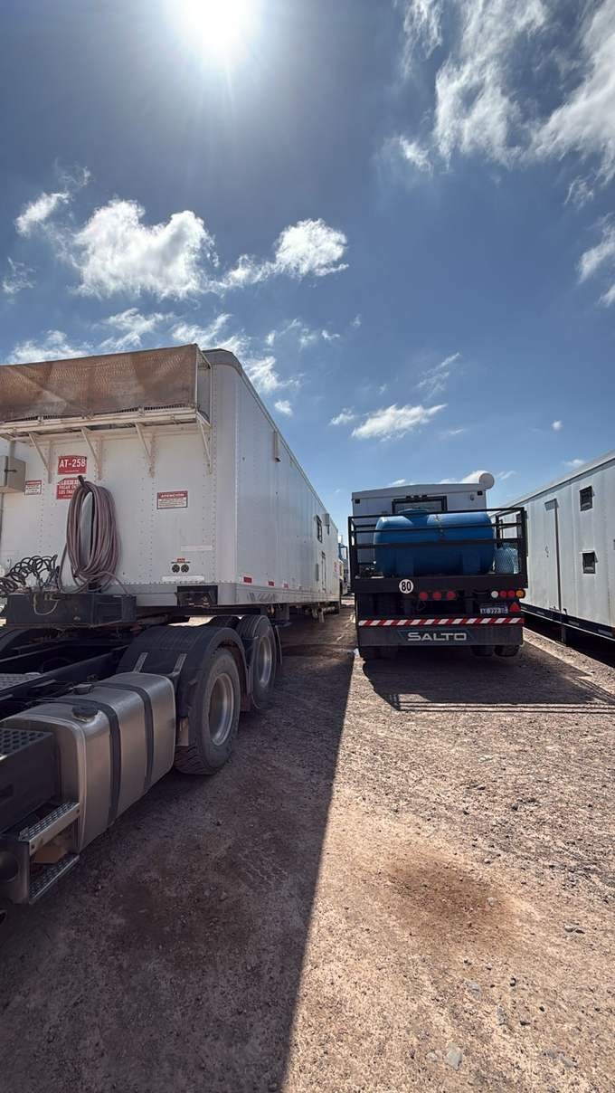 Trailers y camión de abastecimiento de agua en campamento